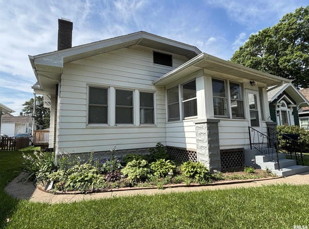 1123 E CENTRAL PARK Avenue, Davenport, IA 52803