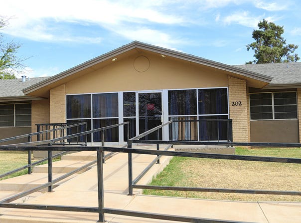 202 W 3rd St, Hale Center, TX 79041