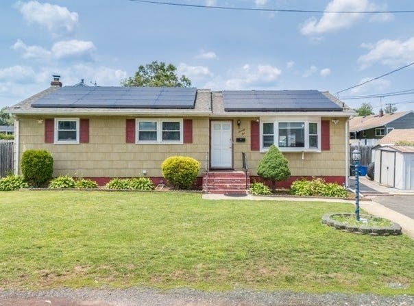 75 Lillian St, Franklin Twp., NJ 08873-2656