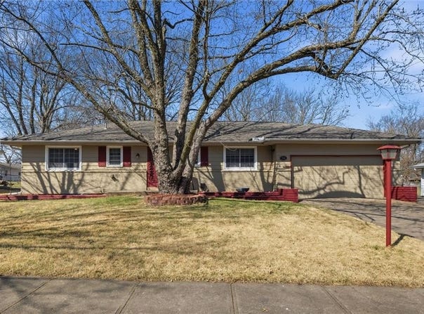713 S Sunset Drive, Olathe, KS 66061
