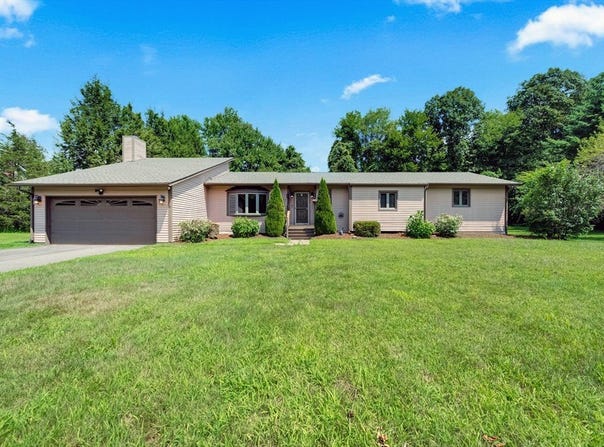 5 Country View Ln, Granby, MA 01033