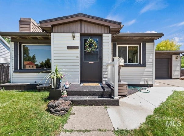 860 N 8th E, Mountain Home, ID 83647-2242