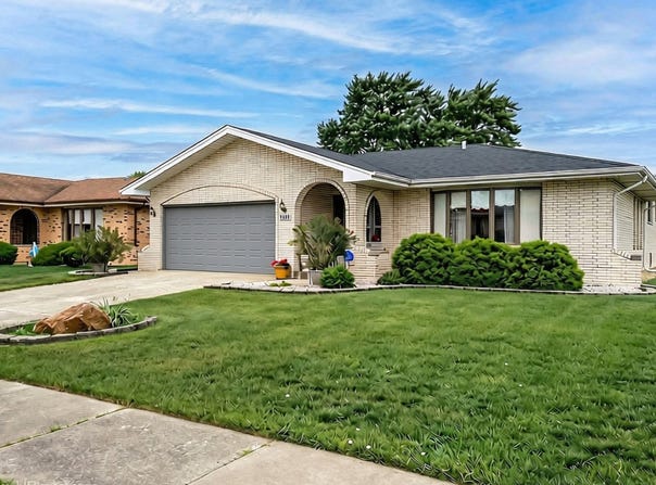 6426 W 84th Place, Burbank, IL 60459