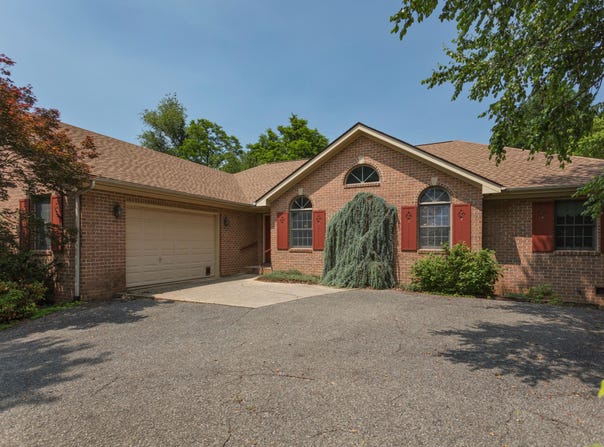 26 High Meadow Dr, Lexington, VA 24450
