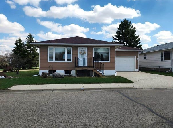 207 Roosevelt Avenue, Underwood, ND 58576