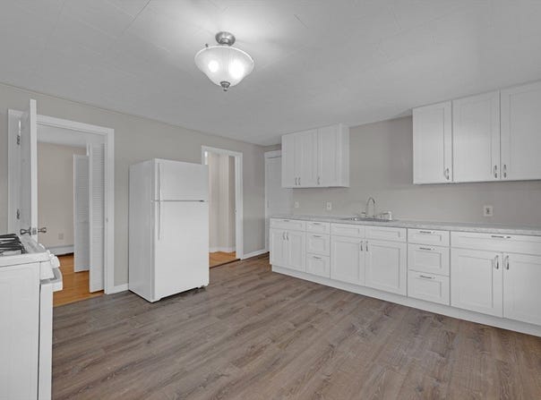 21 Pleasant St, Southbridge, MA 01550