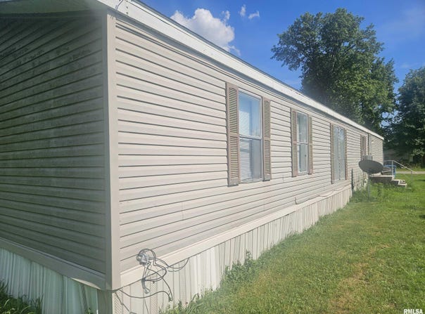 120 E 1ST Street, Bonnie, IL 62816