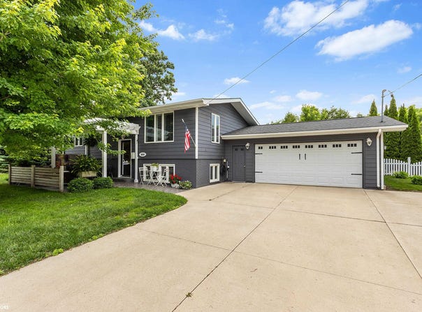 1810 W 7Th Avenue N, Clear Lake, IA 50428