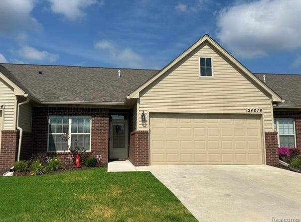 24018 White Pine Street, Flat Rock, MI 48134