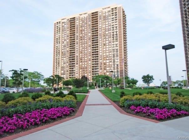 271 Grand Central Parkway, Floral Park, NY 11005
