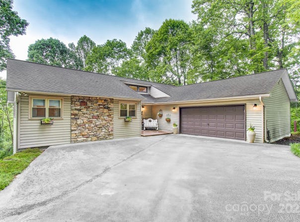 110 Spring Path, Hendersonville, NC 28739