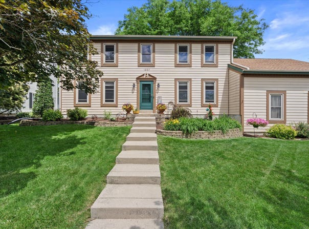 1237 Cavalier Dr, Waukesha, WI 53186