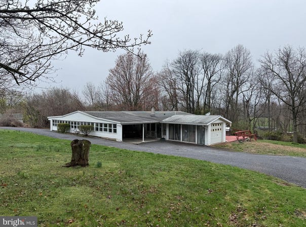 21 CREST Lane, PALMYRA, PA 17078