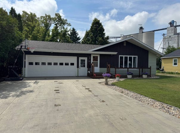 322 5th St E, Bottineau, ND 58318