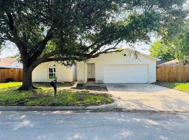 409 Bodart Lane, Fort Worth, TX 76108