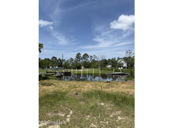 Dolphin Street lot: 21, Bay Saint Louis, MS 39520