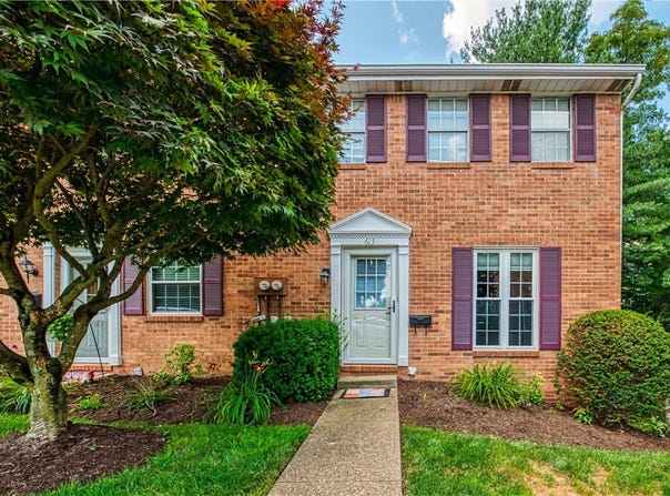 613 Newton Sq, Moon/Crescent Twp, PA 15108