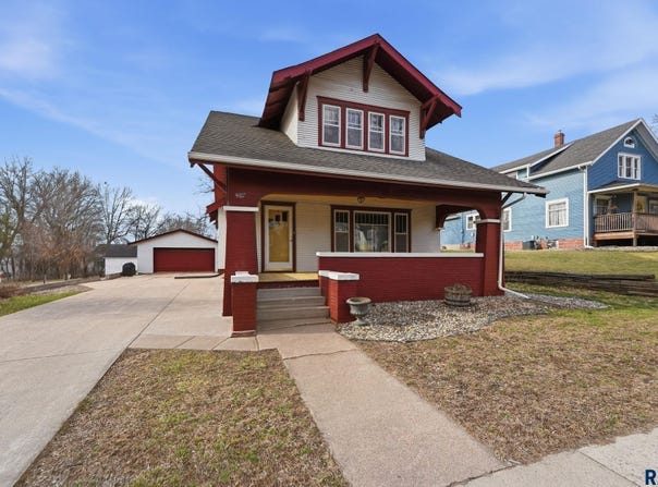 407 E 6th St, Dell Rapids, SD 57022