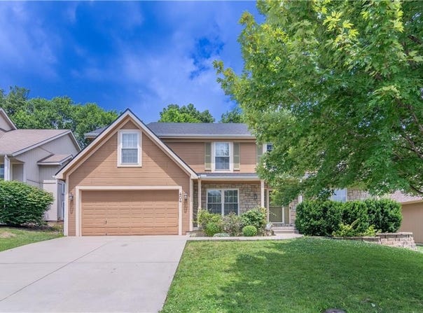 404 Wyndham Drive, Lansing, KS 66043