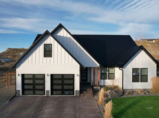 211 Georgetown Dr, Glendive, MT 59330