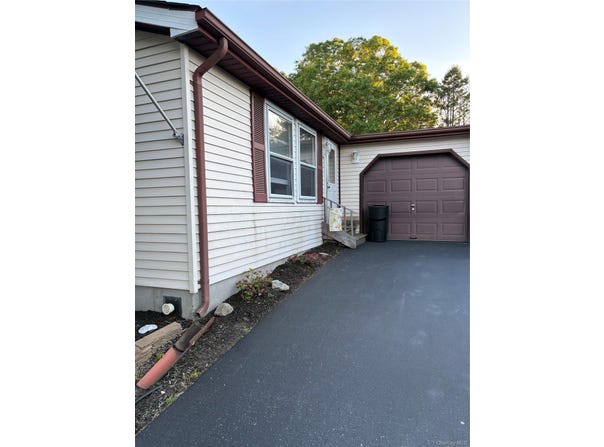 89 Village Circle W, Manorville, NY 11949