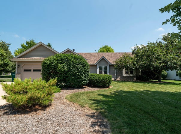 W142n10736 Wooded Hills Dr, Germantown, WI 53022
