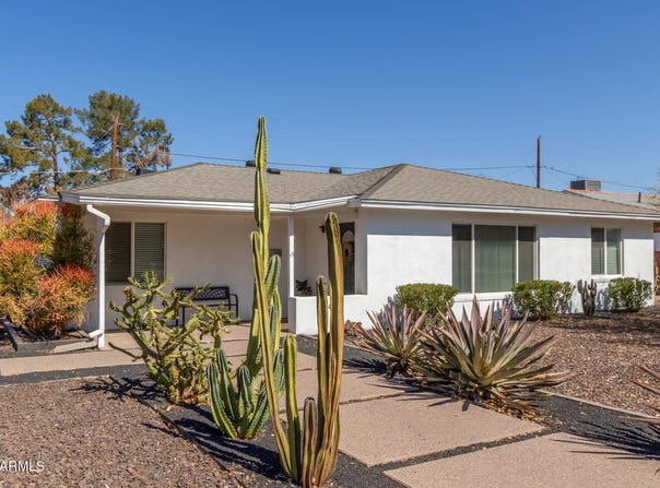2902 E AVALON Drive, Phoenix, AZ 85016