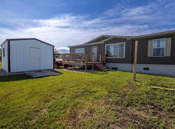 808 S Harold Dr, Lennox, SD 57039