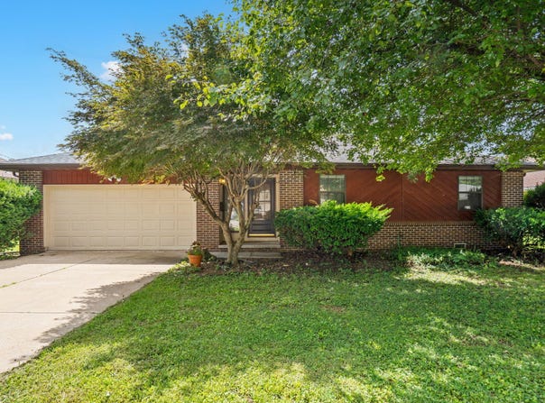 2118 S Butterfly Avenue, Springfield, MO 65807