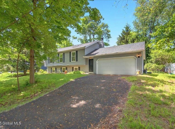 72 Algonquin Road, Halfmoon, NY 12065
