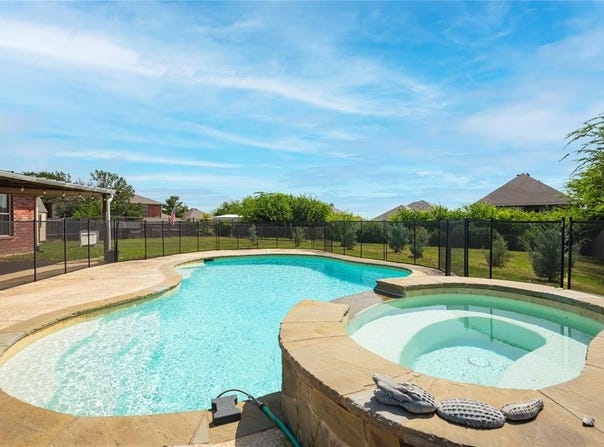 905 Hillside Circle, Justin, TX 76247