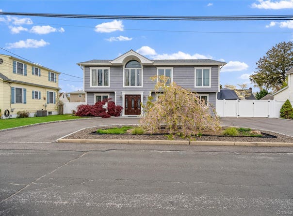 18 Ithaca Street, Lindenhurst, NY 11757