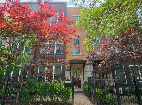 3011 W CORNELIA Avenue, Chicago, IL 60618