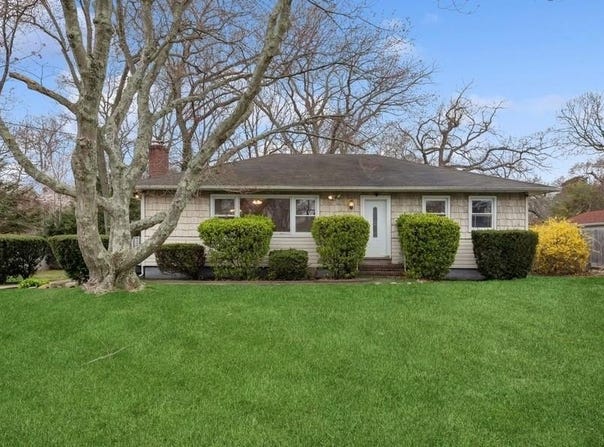 1118 Brookdale Avenue, Bay Shore, NY 11706