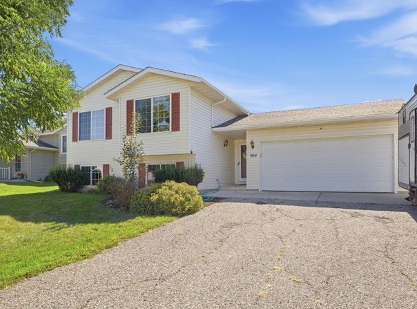 964 7th Avenue NW, Hutchinson, MN 55350