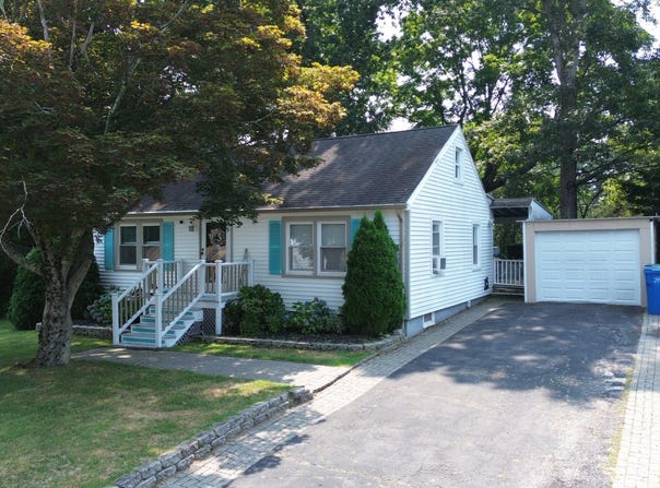 7 Rocky Ledge Drive, Clinton, CT 06413