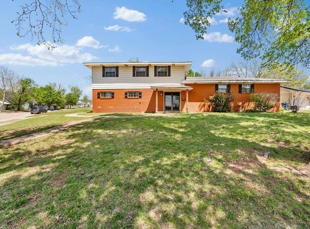902 Walnut Court, Guthrie, OK 73044