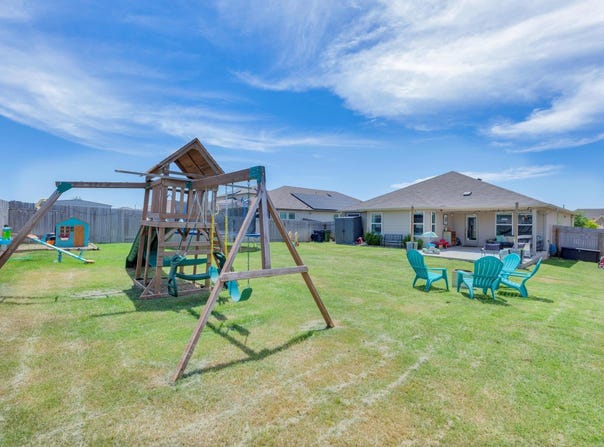 200 Waterway Ave, Hutto, TX 78634