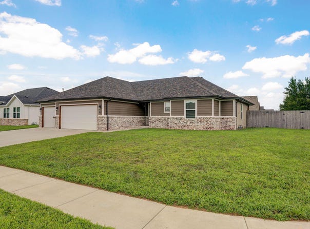917 W Charlotte Street, Republic, MO 65738
