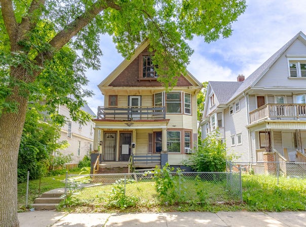 3913 W Walnut St, Milwaukee, WI 53208