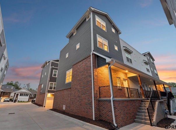 1911 Dahlman Rows Plaza, Omaha, NE 68108