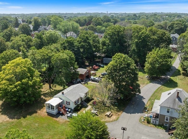 138-r High St, Danvers, MA 01923