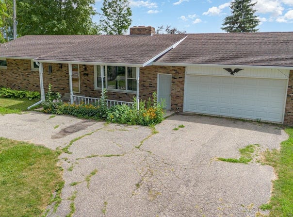 426 College Place, St Louis, MI 48880