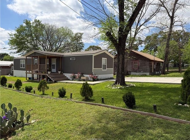 304 E 1st Street, Hearne, TX 77859