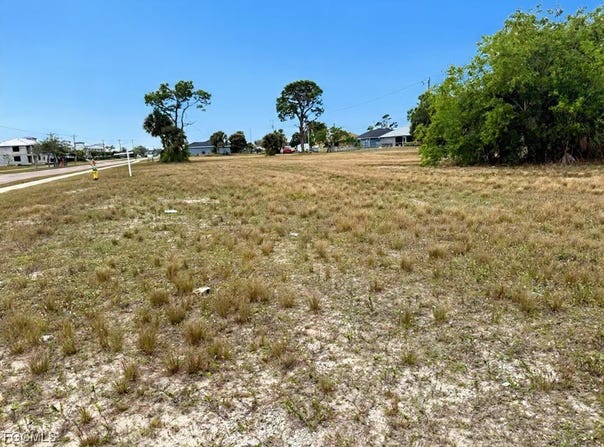 806 Skyline Boulevard, Cape Coral, FL 33991