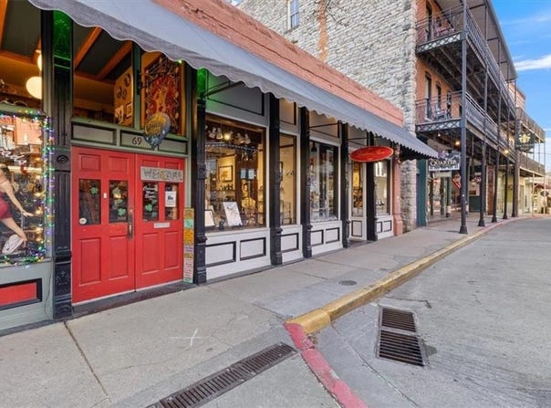 65 Spring  ST, Eureka Springs, AR 72632