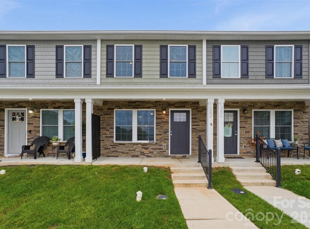 1629 Oak Leaf Drive, Hickory, NC 28601