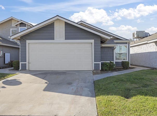 1403 E Sunnyview Avenue, Visalia, CA 93292