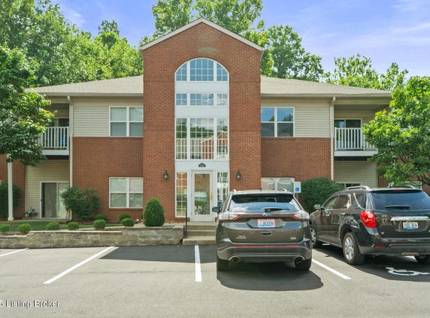 9100 Hawthorne Pointe Dr, Louisville, KY 40272
