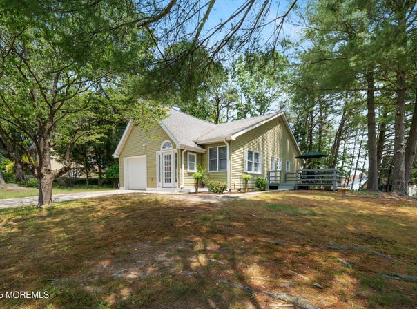 19 Cedar Avenue, Manahawkin, NJ 08050